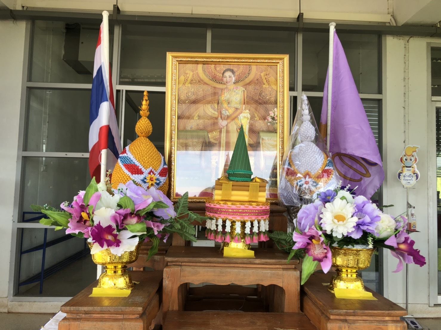 จัดเตรียมสถานที่เนื่องในวันเฉลิมพระชนมพรรษา สมเด็จพระนางเจ้าฯ พระบรมราชินี ๓ มิถุนายน พ.ศ.๒๕๖๔